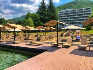 贝尔维酒店 - 大都会湖度假村内部或周边的泳池