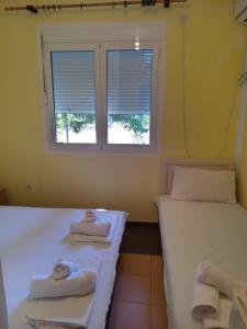 安吉Vila Branka的带窗户的客房内设有两张单人床。