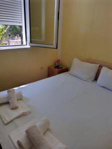 安吉Vila Branka的卧室配有白色床和毛巾