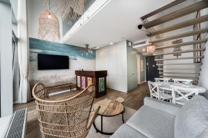 斯维诺乌伊希切ApartPark Baltic Home的客厅配有沙发和桌子