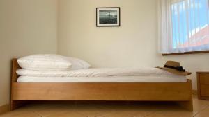 雅罗斯瓦维茨格利夫宾馆的一张木架床