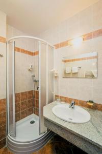 豪伊杜索博斯洛汉加罗斯帕温泉酒店的一间带水槽和淋浴的浴室