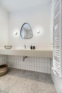 索波特Pure Apartment Sopot的一间带水槽和镜子的浴室