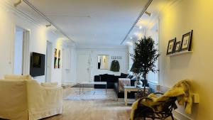 哥本哈根ApartmentInCopenhagen Apartment 1502的客厅配有沙发和桌子