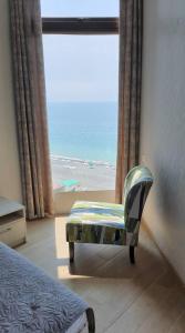 高尼奥Gonio Seaside Residence的一间卧室设有海景窗户