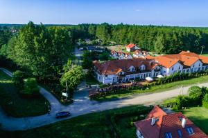 RosnowoOśrodek nad jeziorem - Radew Rosnowo的享有村庄的空中景色,设有房屋和道路