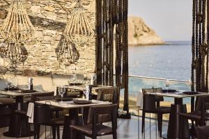 PaliochoriArtemis Seaside Resort的一间设有桌椅的海景餐厅