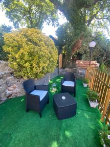 马拉泰亚B&B Felice的花园设有两把椅子和一张桌子,位于草地上