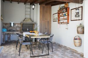 Romilia Guesthouse的厨房以及带桌椅的用餐室。