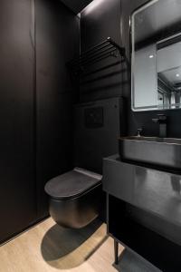 松达尔Sogndal Fjordpanorama - Studio Cabins With View的黑色浴室设有卫生间和水槽