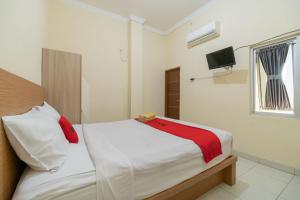 RedDoorz @ Jalan Kolonel Haji Burlian Palembang 2客房内的一张或多张床位