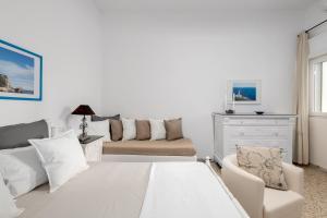 新福卡Marinaio的白色的客房配有床和沙发