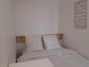 阿克1800Appartement Les Arcs 1800, 3 pièces, 8 personnes - FR-1-346-312的小卧室配有带白色床单和枕头的床