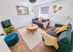 多尔盖罗Eldon Row - Stylish Character Apartments - Central Location 1 & 2 bed available的客厅配有蓝色的沙发和桌子