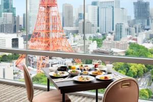 东京The Prince Park Tower Tokyo - Preferred Hotels & Resorts, LVX Collection的市景阳台的餐桌