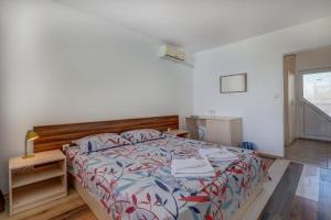 卡瓦尔纳Saint George Hotel 2的一间卧室配有一张带木制床头板的床