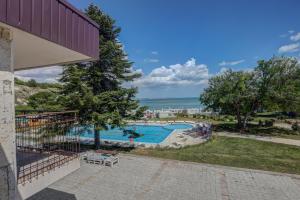 卡瓦尔纳Saint George Hotel 2的一个带游泳池和海洋的度假胜地