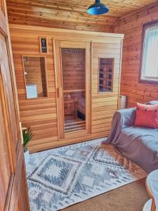 LlanfachrethWnion Wood Lodge with log burner & sauna in Snowdonia的小木屋设有床和窗户