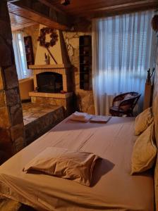 皮洛斯Maggie's Traditional home的带壁炉的客房内的一张大床