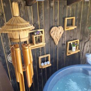 杜加雷萨AURORA kuća za odmor的一间带木墙和热水浴缸的浴室