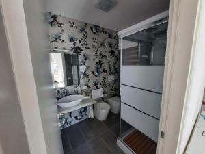 内图诺GUEST HOUSE TRA CIELO E MARE的一间带水槽和卫生间的小浴室