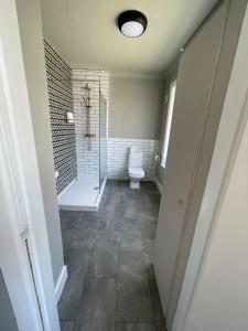 伯恩茅斯Bayside GuestHouse的一间带卫生间和步入式淋浴间的浴室