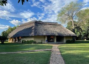 MfuweMarula Lodge的草屋顶的小屋