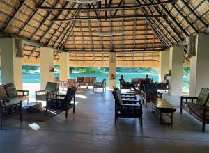 MfuweMarula Lodge的大楼内带桌椅的大型客房