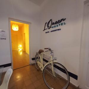 萨尔塔Hostel LQueen 1的停在墙上标牌的房间的自行车