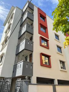 蒙巴萨Unique apartment的公寓大楼设有红色和白色的窗户。