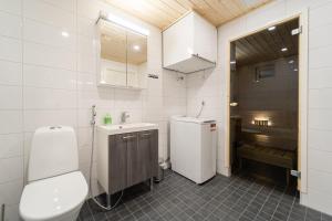 Tuomenkartano Apartments by Hiekka Booking的一间浴室