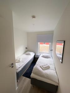 韦斯特罗斯Rocklunda Village的小型客房 - 带2张床和窗户