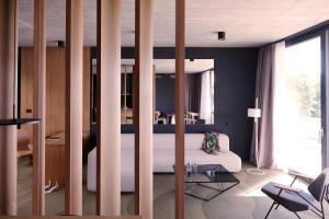 扎通Hotel Osmolis的一间卧室配有一张床、一张沙发和一个窗口