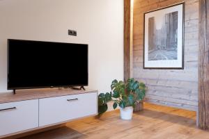 马兰扎Apartment Schöne Aussicht 2的客厅配有白色橱柜上的平面电视