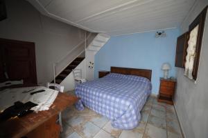 奥斯图尼Masseria Casamassima agriturismo的一间卧室配有一张床和一个楼梯间