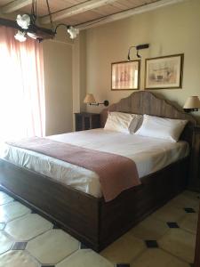 帕拉塔蒙Platamon sea view house的一间卧室配有一张大床和木制床头板
