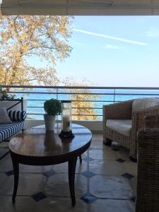 帕拉塔蒙Platamon sea view house的客厅配有桌子,享有海景