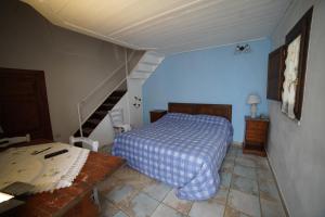 奥斯图尼Masseria Casamassima agriturismo的一间卧室设有一张床和一个楼梯