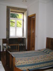 阿尔瓦伦加Vila Guiomar - Casa da Eira的一间卧室设有一张床和一个窗口