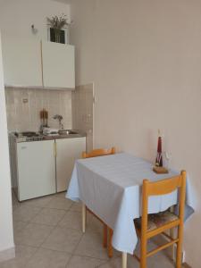 Apartments Marević的厨房或小厨房