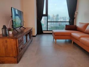 吉隆坡OPUS RESIDENCE KL I HomeBrickz的带沙发和平面电视的客厅