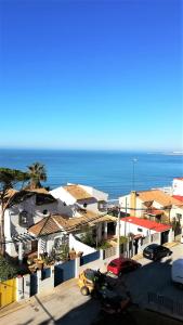 圣玛丽亚港Apartamento Vista Al Mar Calle Ciruela的一座有房子和海洋的城市