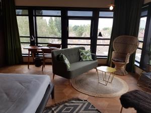 阿姆斯特丹菲兹斯特拉酒店的客厅配有沙发和椅子