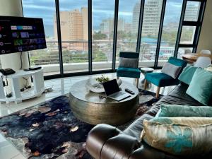 德班The Pearls of Umhlanga - Ocean view Apartments的带沙发和咖啡桌的客厅