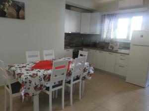 阿尔戈斯托利翁Ismene Apartments的厨房配有桌椅和冰箱。