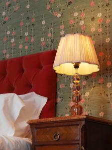 吉尔福德德拉蒙德奥尔伯里宾馆的床头灯台上的灯