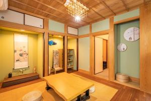 东京Japanese traditional house.Ryokan in asakusa with 2bedrooms的客房设有木桌和一些窗户。