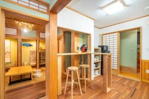 东京Japanese traditional house.Ryokan in asakusa with 2bedrooms的一间厨房,内设酒吧和凳子