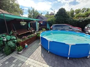 克洛佩夫尼茨基Yanovskogo 1k Shin的院子里的蓝色大浴缸,有车
