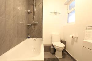 伦敦Lovely two bedroom apartment in London Old Street的带浴缸、卫生间和淋浴的浴室。